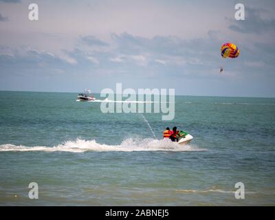 Zwei muslimische Frauen reiten Jet-ski in Batu Ferringhi, Penang - Malaysia Stockfoto