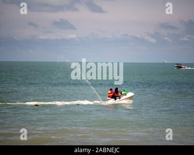 Zwei muslimische Frauen reiten Jet-ski in Batu Ferringhi Stockfoto