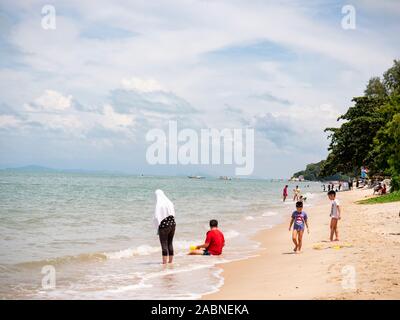 Penang, Malaysia - November 2019 - Muslimische Familie in Strand von Batu Ferringhi Stockfoto