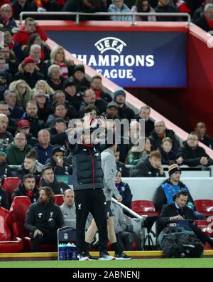 Anfield, Liverpool, Merseyside, UK. 27 Nov, 2019. UEFA Champions League Fußball, Liverpool gegen SSC Napoli; Liverpool Manager Jürgen Klopp Signale an seine Spieler wie Sie jagen einem siegtor in der zweiten Hälfte - Redaktionelle Verwendung Credit: Aktion plus Sport/Alamy leben Nachrichten Stockfoto