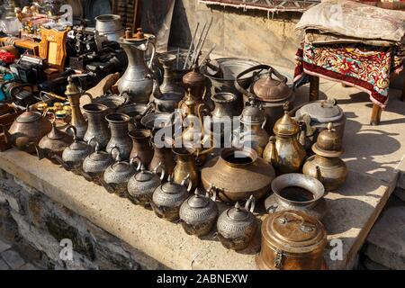 Baku, Aserbaidschan - November 13, 2019: Antike Souvenirs zum Verkauf in der Altstadt von Baku. Souvenir shop in der Alten Stadt. Stockfoto