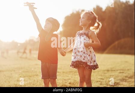 In den Himmel fliegen. Fragen Kinder beobachten den Himmel, sie vorgeben, wie echte Piloten werden. Stockfoto