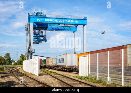 Ein Container Kran in der autonome Hafen von Straßburg für die Übertragung von intermodalen Container zwischen Containerzüge und Lastkähne. Stockfoto