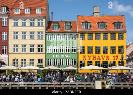 Nyhavn Kopenhagen Canal, Aussicht im Sommer von einem überfüllten Kai Szene in das bunte Hafenviertel Nyhavn in Kopenhagen, Dänemark. Stockfoto