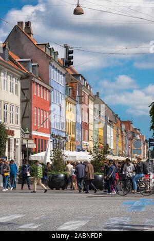 Kopenhagen Stadt, Ansicht von Menschen zu Fuß in das bunte Hafenviertel Nyhavn in Kopenhagen, Dänemark. Stockfoto