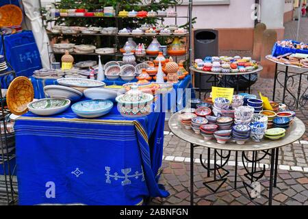 Heidelberg, Deutschland - November 2019: Lokale Handwerk buntes Geschirr zum Verkauf, die bei traditionellen Weihnachtsmarkt am Platz namens "Kornmarkt" Stockfoto