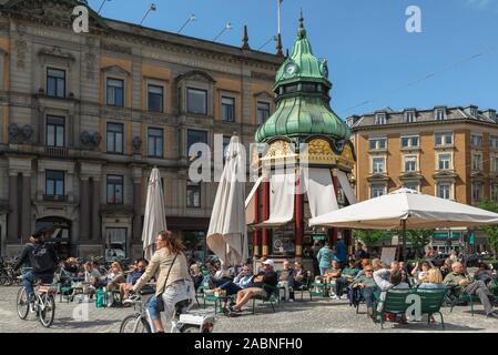 Kongens Nytorv Kopenhagen, Blick auf die dänische Bevölkerung entspannen in einem Cafe Terrasse in Kongens Nytorv Platz im Zentrum von Kopenhagen, Dänemark. Stockfoto