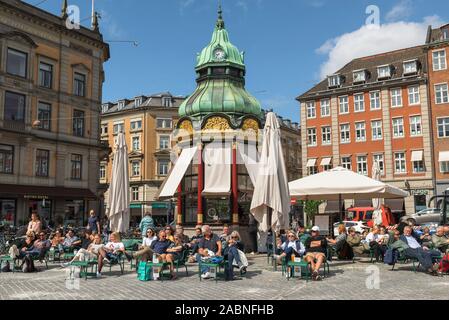 Kopenhagen-Stadt, Blick im späten Frühling der Menschen entspannen auf einer Café-Terrasse am Kongens Nystorv Platz im Zentrum von Kopenhagen, Dänemark. Stockfoto