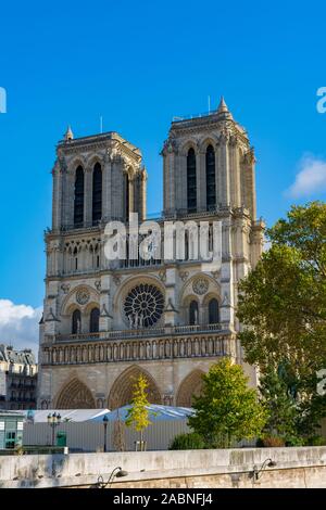Fassade der Kathedrale Notre Dame in Paris, Frankreich. Vor ihr, Baustelle der Kathedrale nach dem Brand im April 2019 Stockfoto