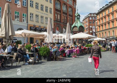 Kopenhagen Cafe, Ansicht von Menschen entspannend im Cafe Tabellen in der Kultorvet Square im Zentrum von Kopenhagen, Dänemark. Stockfoto