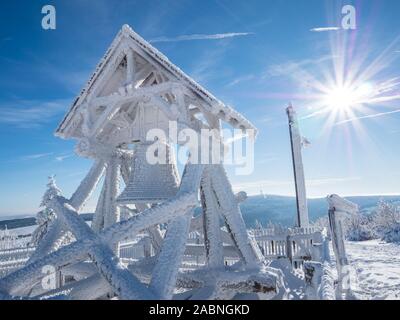 Winterlandschaft Glocke auf dem Fichtelberg in Sachsen Deutschland Stockfoto