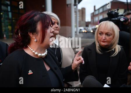 (Nach rechts) Christine Burke die Frau des Opfers Henry Thomas Burke, Louise Brookes die Schwester des Opfers Andrew Brookes und Jenni Hicks, dessen zwei Töchter in die Katastrophe sprechen außerhalb in Preston Crown Court starb, nachdem der Versuch von Hillsborough match Commander David Duckenfield, die nicht schuldig der groben Fahrlässigkeit wegen fahrlässiger Tötung von 95 Liverpool Fans, die an der 1989 FA Cup semi gestorben - Endrunde gefunden wurde. Stockfoto