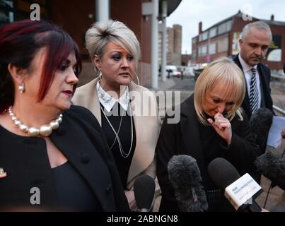 (Nach rechts) Christine Burke die Frau des Opfers Henry Thomas Burke, Louise Brookes die Schwester des Opfers Andrew Brookes und Jenni Hicks, dessen zwei Töchter in die Katastrophe sprechen außerhalb in Preston Crown Court starb, nachdem der Versuch von Hillsborough match Commander David Duckenfield, die nicht schuldig der groben Fahrlässigkeit wegen fahrlässiger Tötung von 95 Liverpool Fans, die an der 1989 FA Cup semi gestorben - Endrunde gefunden wurde. Stockfoto