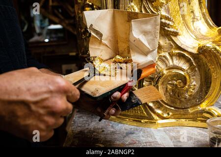 Geraudot (nord-östlichen Frankreich): in der Uwe Schaefer Workshop, Gilder das Arbeiten mit Blattgold. Uwe Schäfer ist in der Restaurierung spezialisiert, Conserva Stockfoto