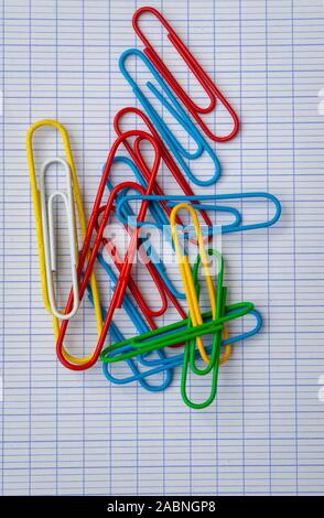 Gruppe von Multi Color Büroklammern auf Notepad. Stockfoto