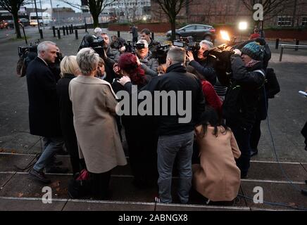 Christine Burke die Frau des Opfers Henry Thomas Burke, Louise Brookes die Schwester des Opfers Andrew Brookes und Jenni Hicks, dessen zwei Töchter in die Katastrophe sprechen außerhalb in Preston Crown Court starb, nachdem der Versuch von Hillsborough match Commander David Duckenfield, die nicht schuldig der groben Fahrlässigkeit wegen fahrlässiger Tötung von 95 Liverpool Fans, die an der 1989 FA Cup semi gestorben - Endrunde gefunden wurde. Stockfoto