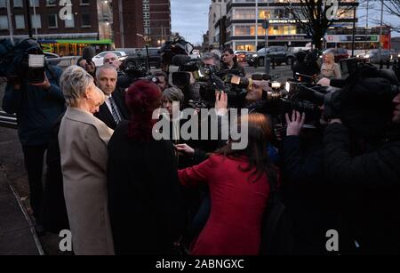 Christine Burke die Frau des Opfers Henry Thomas Burke, Louise Brookes die Schwester des Opfers Andrew Brookes und Jenni Hicks, dessen zwei Töchter in die Katastrophe sprechen außerhalb in Preston Crown Court starb, nachdem der Versuch von Hillsborough match Commander David Duckenfield, die nicht schuldig der groben Fahrlässigkeit wegen fahrlässiger Tötung von 95 Liverpool Fans, die an der 1989 FA Cup semi gestorben - Endrunde gefunden wurde. Stockfoto