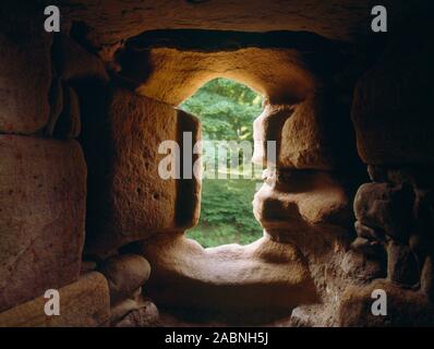 Anzeigen S ein kleines Fenster Beleuchtung die interne Treppe des C 13 D-förmige Waliser Tower in der oberen Station der Ewloe Schloss, Flintshire, Wales, UK. Stockfoto