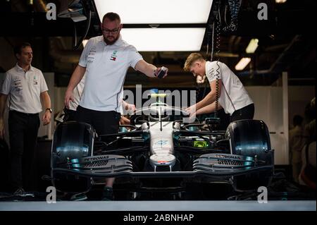 Abu Dhabi, Vereinigte Arabische Emirate. 28 Nov, 2019. Industriemechaniker/innen arbeiten auf dem Mercedes der Finne Valtteri Bottas vor Beginn der Abu Dhabi Formel 1-Grand Prix Wochenende an der "Yas Marina Circuit" in Abu Dhabi. Credit: SOPA Images Limited/Alamy leben Nachrichten Stockfoto