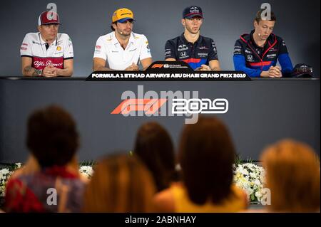 Abu Dhabi, Vereinigte Arabische Emirate. 28 Nov, 2019. (Von L) Alfa Romeo Racing der Finne Kimi Räikkönen McLaren F1 Team Spanier Carlos Sainz, der Französischen Scuderia Toro Rosso Fahrer Pierre Gasly und Russisch die Scuderia Toro Rosso Fahrer Daniil Kvyat eine Pressekonferenz vor Beginn der Abu Dhabi Formel 1-Grand Prix Wochenende auf dem Yas Marina Circuit in Abu Dhabi teilnehmen. Credit: SOPA Images Limited/Alamy leben Nachrichten Stockfoto