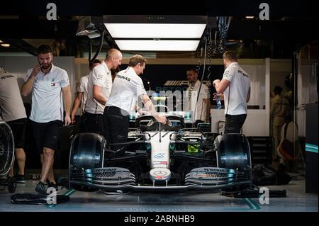 Abu Dhabi, Vereinigte Arabische Emirate. 28 Nov, 2019. Industriemechaniker/innen arbeiten auf dem Mercedes der Finne Valtteri Bottas vor Beginn der Abu Dhabi Formel 1-Grand Prix Wochenende an der "Yas Marina Circuit" in Abu Dhabi. Credit: SOPA Images Limited/Alamy leben Nachrichten Stockfoto
