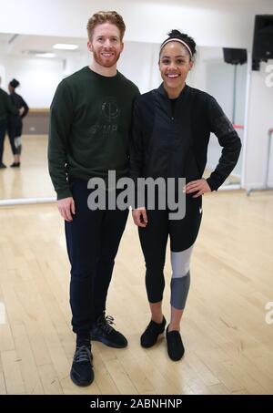 Embargo auf 0001 Freitag, 29. November Alex Scott und Neil Jones sprechen zu Medien während der Proben für die strikte Kommen Tanzen im Sylvia Young Theatre School in Marylebone, London. Stockfoto