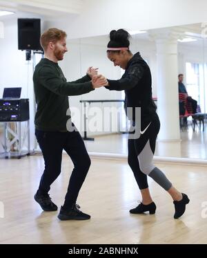 Auf 0001 Freitag, 29. November Alex Scott und Neil Jones während der Proben für die strikte Kommen Tanzen im Sylvia Young Theatre School in Marylebone, London ein Embargo verhängt. Stockfoto