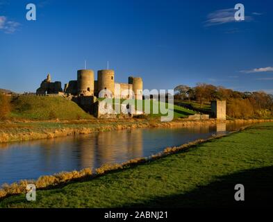 Blick ESE über den Fluss Clwyd, Rhuddlan Castle, Denbighshire, Wales, UK, Anzeigen von Gillot Turm & Dock (R), Wassertor (Mitte) mit W Tor oben. Stockfoto