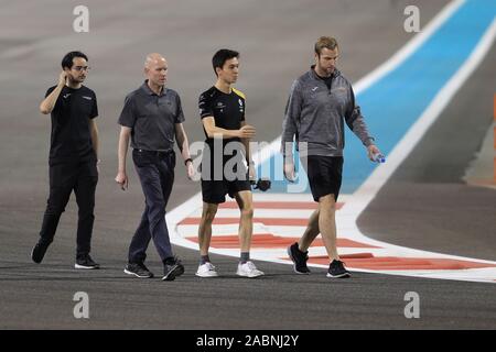 Abu Dhabi, VAE. 28. November 2019, Yas Marina Circuit, Abu Dhabi, Vereinigte Arabische Emirate; Formel 1 Abu Dhabi Grand Prix, Ankunft Tag; Jack Aitken, finden Fahrer Renault Sport Formel 1 Team geht den Stromkreis mit seinem Formel 2 Team-redaktionelle Verwendung Credit: Aktion Plus Sport Bilder/Alamy leben Nachrichten Stockfoto