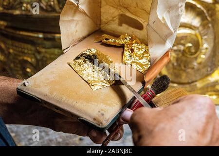 Geraudot (nord-östlichen Frankreich): in der Uwe Schaefer Workshop, Gilder das Arbeiten mit Blattgold. Uwe Schäfer ist in der Restaurierung spezialisiert, Conserva Stockfoto