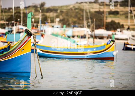 Maltesisches Luzzu Fischerboot, Marsaxlokk, Malta. Maltesische Fischerboote in ihrer gewohnten hellen Farben eingerichtet mit Augen auf den Bögen lackiert. Stockfoto
