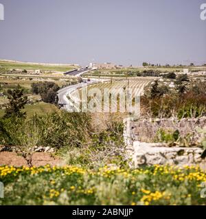 Ländliche Malta. Ein Blick über die ländlichen Gebieten der maltesischen Landschaft auf einem hellen und sonnigen Frühlingstag. Stockfoto