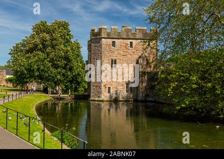 Die historische Torhaus bietet Zugang zum Palast des ummauerten Bischof über die umgebende Burggraben in Wells, Somerset, England, Großbritannien Stockfoto