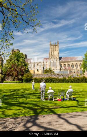 Krocket wird regelmäßig auf der großen Rasenfläche innerhalb der Mauern der Palast des Bischofs in Wells, Somerset, England, UK gespielt Stockfoto