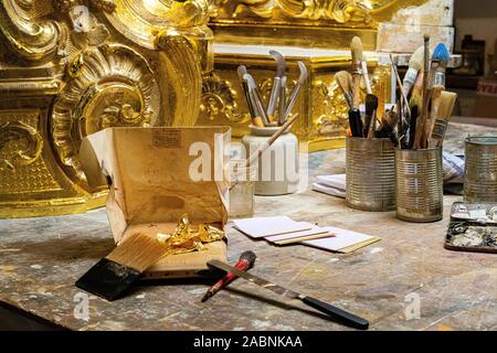 Geraudot (nord-östlichen Frankreich): in der Uwe Schaefer Workshop, Gilder das Arbeiten mit Blattgold. Uwe Schäfer ist in der Restaurierung spezialisiert, Conserva Stockfoto