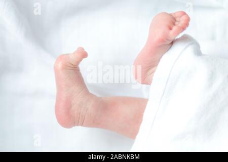 Neugeborenes Baby Füße auf weißem Hintergrund Stockfoto