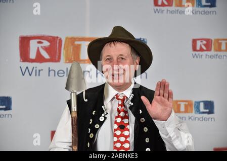 22 November 2019, Nordrhein-Westfalen, Hürth: Der Landwirt Heinrich stellt am 24 RTL Spendenmarathon Wir helfen Kindern 2019. Foto: Horst Galuschka/dpa/Horst Galuschka dpa Stockfoto