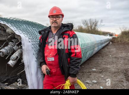 Hannover, Deutschland. 28 Nov, 2019. Nach dem Strahlen, die startende master Frank Stief steht neben der horizontalen Turm von den aufgeblasenen Windkraftanlage für ein Portrait. Im April 1990, eine der ersten im Binnenland Windenergieanlagen in Niedersachsen, der kronsberg Windenergieanlage der Stadtwerke Hannover in Betrieb genommen. Am Ende der Mietzeit, konnte die Anlage nicht mehr am Standort betrieben werden. Credit: Lucas Bäuml/dpa/Alamy leben Nachrichten Stockfoto