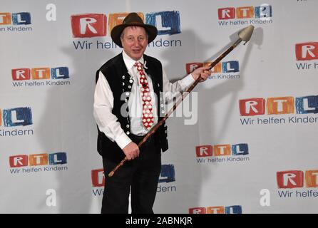 22 November 2019, Nordrhein-Westfalen, Hürth: Der Landwirt Heinrich stellt am 24 RTL Spendenmarathon Wir helfen Kindern 2019. Foto: Horst Galuschka/dpa/Horst Galuschka dpa Stockfoto