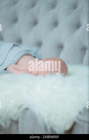 Neugeborenes Baby schläft auf dem Bett Stockfoto