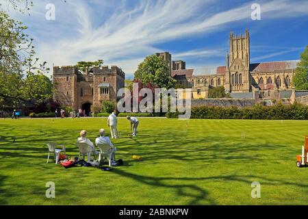 Krocket wird regelmäßig auf der großen Rasenfläche innerhalb der Mauern der Palast des Bischofs in Wells, Somerset, England, UK gespielt Stockfoto