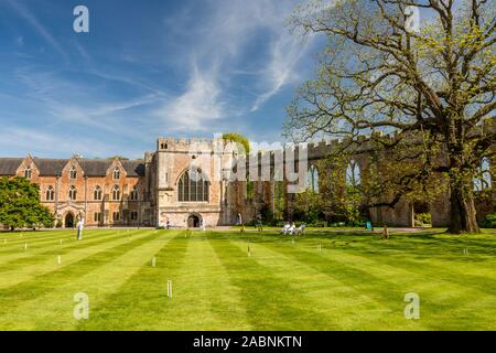 Krocket wird regelmäßig auf der großen Rasenfläche innerhalb der Mauern der Palast des Bischofs in Wells, Somerset, England, UK gespielt Stockfoto