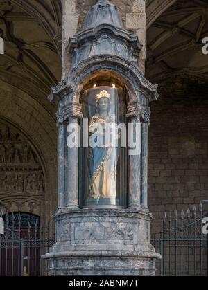 Statue des Weißen Jungfrau in der St. Michael Kirche in der Altstadt in Vitoria-Gasteiz, Baskenland, Spanien Stockfoto