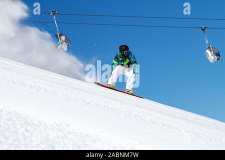 Mann trick im frischen Schnee Stockfoto