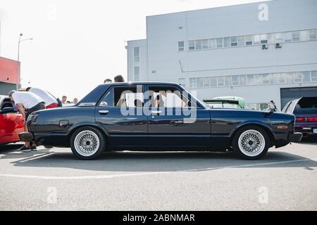 Kiew-28 JULI, 2019: JDM Car Show outdoor. Getunten Japanischen drift Autos Expo im Sommer. Modifizierte retro Toyota Corona Fahrzeug mit Tieferlegung und Kund. Stockfoto