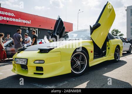 Kiew-28 JULI, 2019: JDM Car Show outdoor. Getunten Japanischen drift Autos Expo im Sommer. Modifizierte retro Toyota Supra mit Lambo Doors & Pop-up versteckte headligh Stockfoto