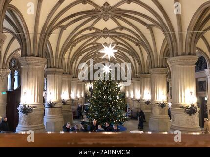 Hamburg, Deutschland. 28 Nov, 2019. Die weihnachtlich dekorierten und beleuchteten Nordmanntanne steht im Hamburger Rathaus. Die Lebenshilfe Hamburg e.V. hatte die sechs Meter hohen Baum gespendet. Seit 2015 kein Weihnachtsbaum wurde errichtet für den Brandschutz gründen. Quelle: Tim Vogel/dpa/Alamy leben Nachrichten Stockfoto