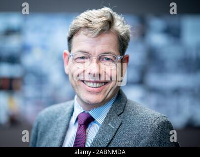 Berlin, Deutschland. 28 Nov, 2019. Hartmut Dorgerloh, Generaldirektor des Humboldt-forums, schaut in die Kamera des Fotografen. Das Humboldt-forum im Berliner Schloss wird im September 2020 geöffnet. Credit: Kay Nietfeld/dpa/Alamy leben Nachrichten Stockfoto