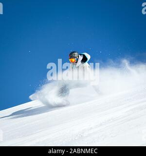 Mann trick im frischen Schnee Stockfoto