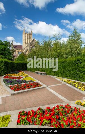 Eine bunte krautige Grenze in Bischof Peter Garten in einer Ecke des Bischofspalastes erdet in Wells, Somerset, England, UK Stockfoto